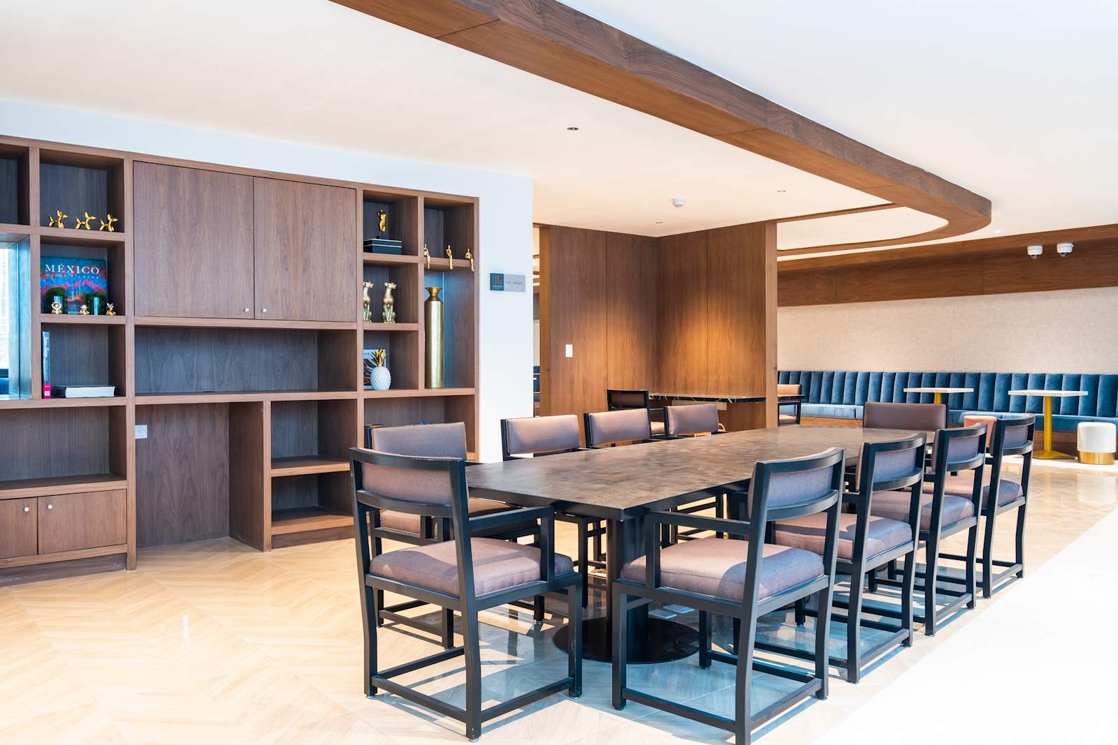 Mesas de trabajo en el Work lounge de Los Pinos Rentals