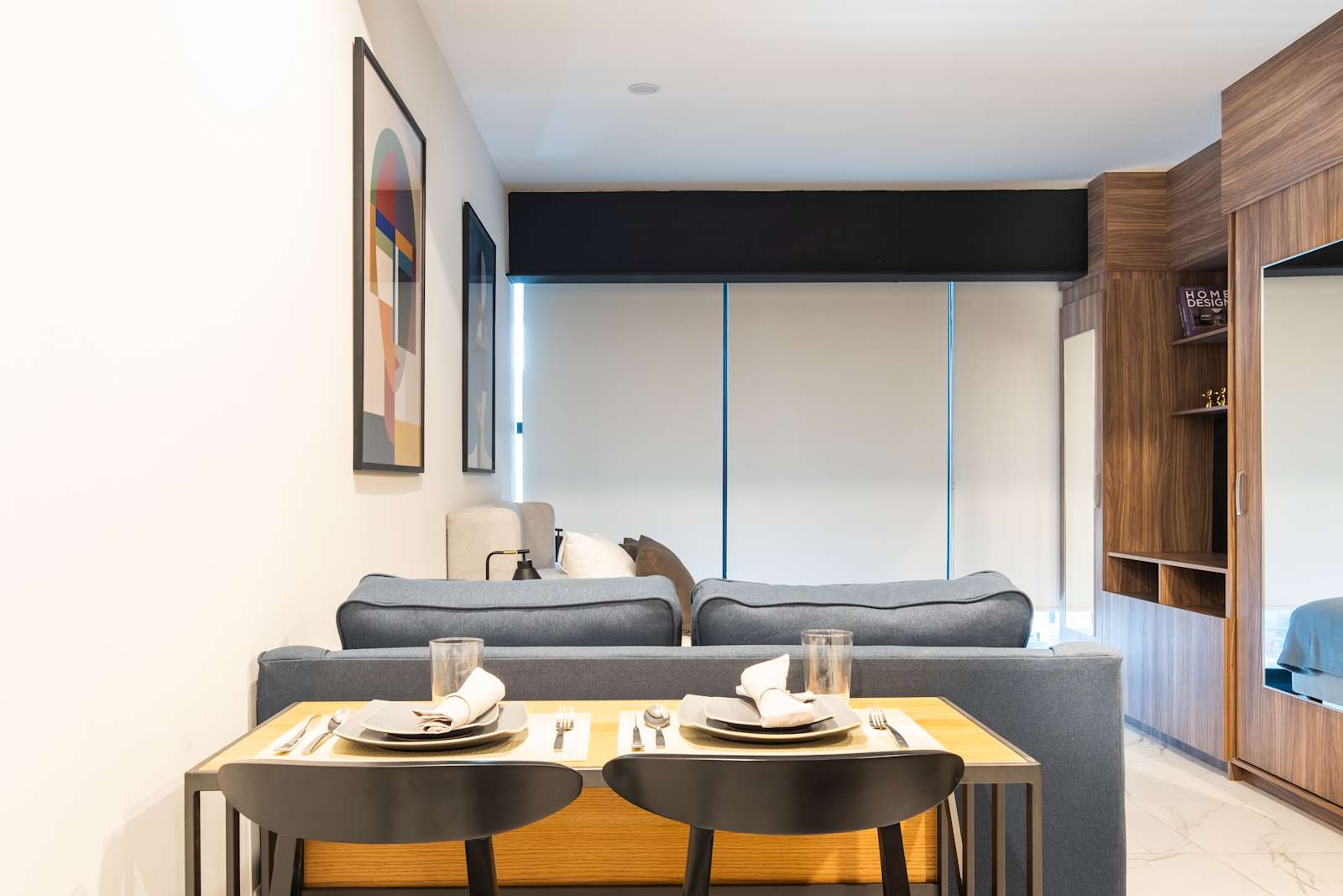 Comedor y sofá en un departamento