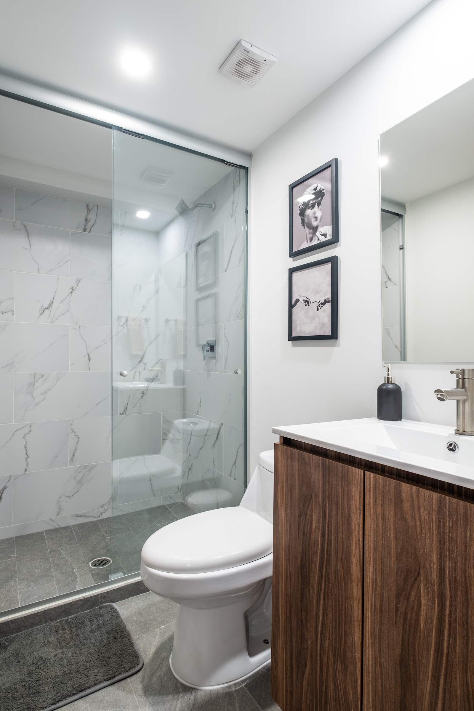 Baño de un departamento con lavabo y regadera