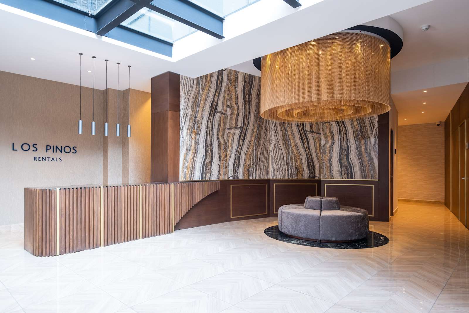 Lobby de Los Pinos Rentals en Periférico 428