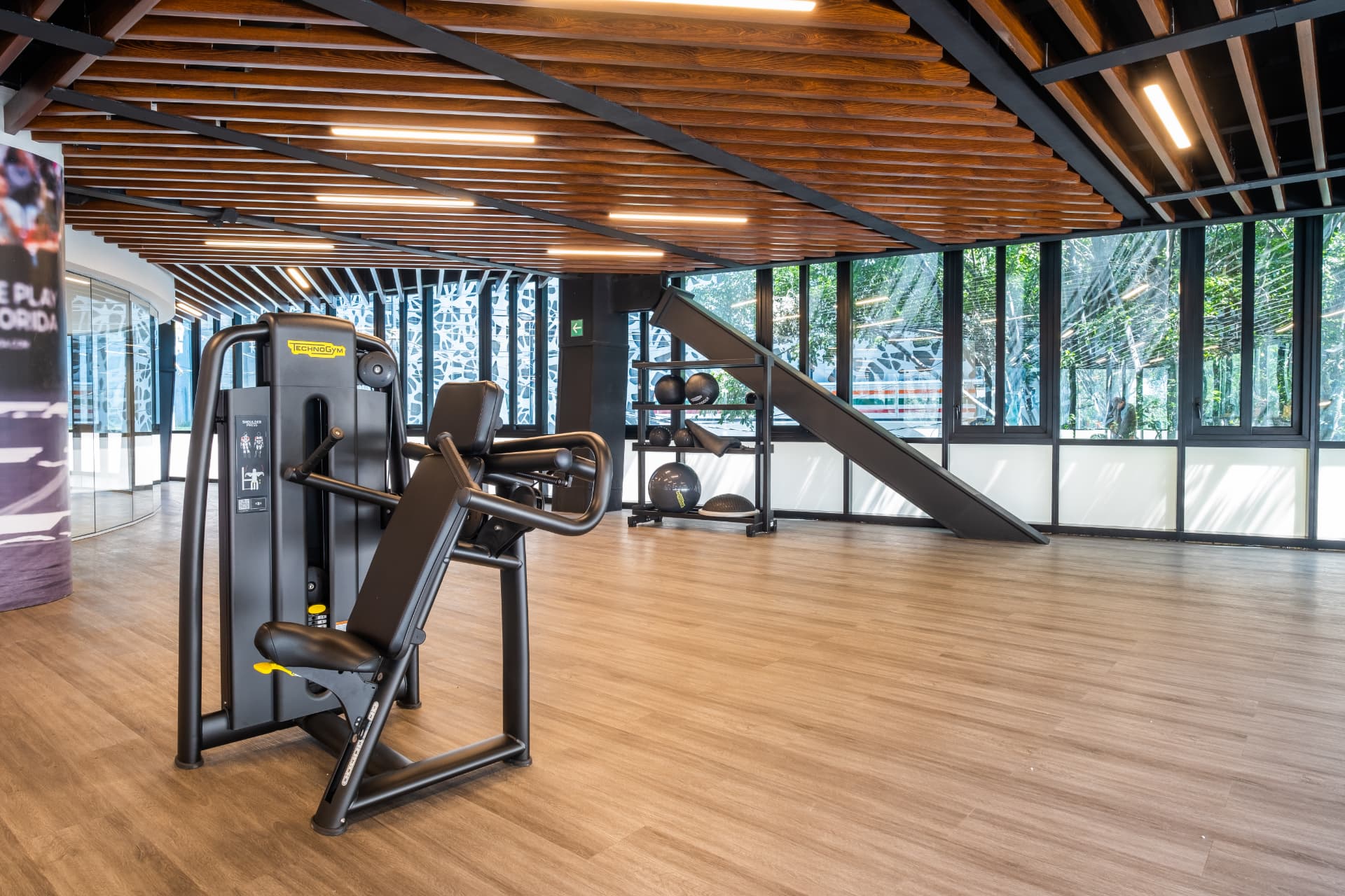 Equipos de fuerza y pesas en el gimnasio de Los Pinos